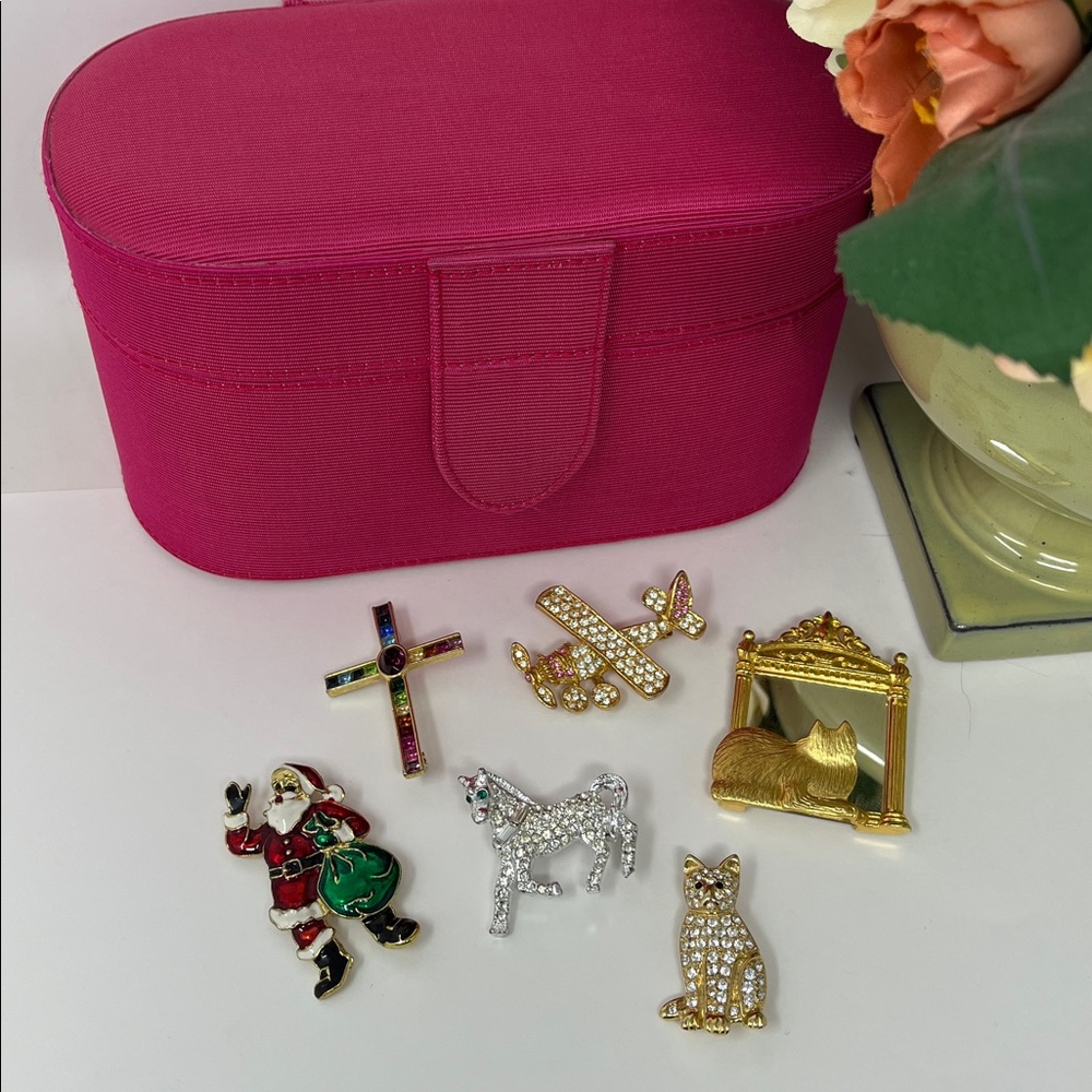 VINTAGE BROOCHES AND BOX BUNDLE OF 6 CAT HORSE AIRPLANE SANTA CROSS GOLD SILVER